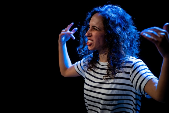 תמונת מופע: הצגה של תיאטרון גלם&colon; "חיה להפליא"
